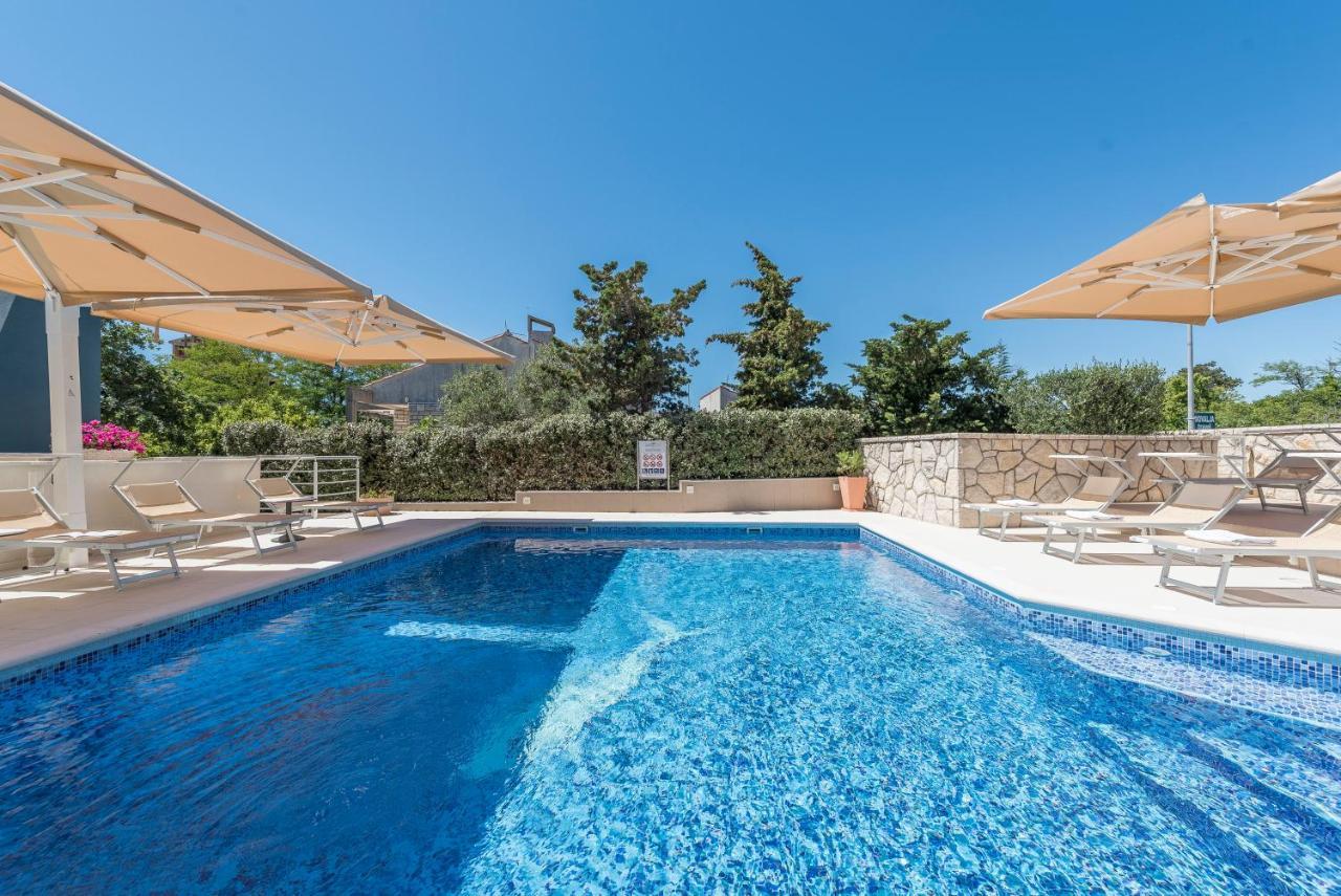 Apartment Sarkic 1 Novalja Bagian luar foto